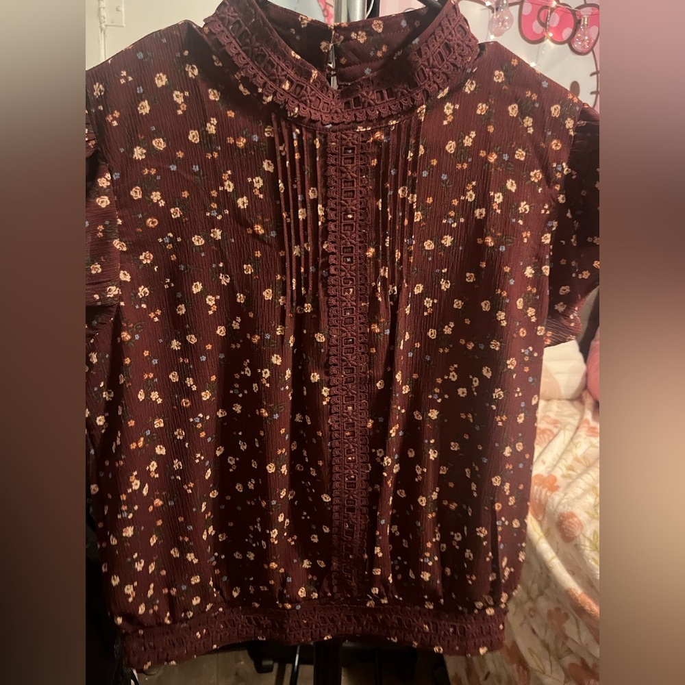 E&M Floral Maroon Mock Neck Blouse Size Medium - Picture 3 of 4